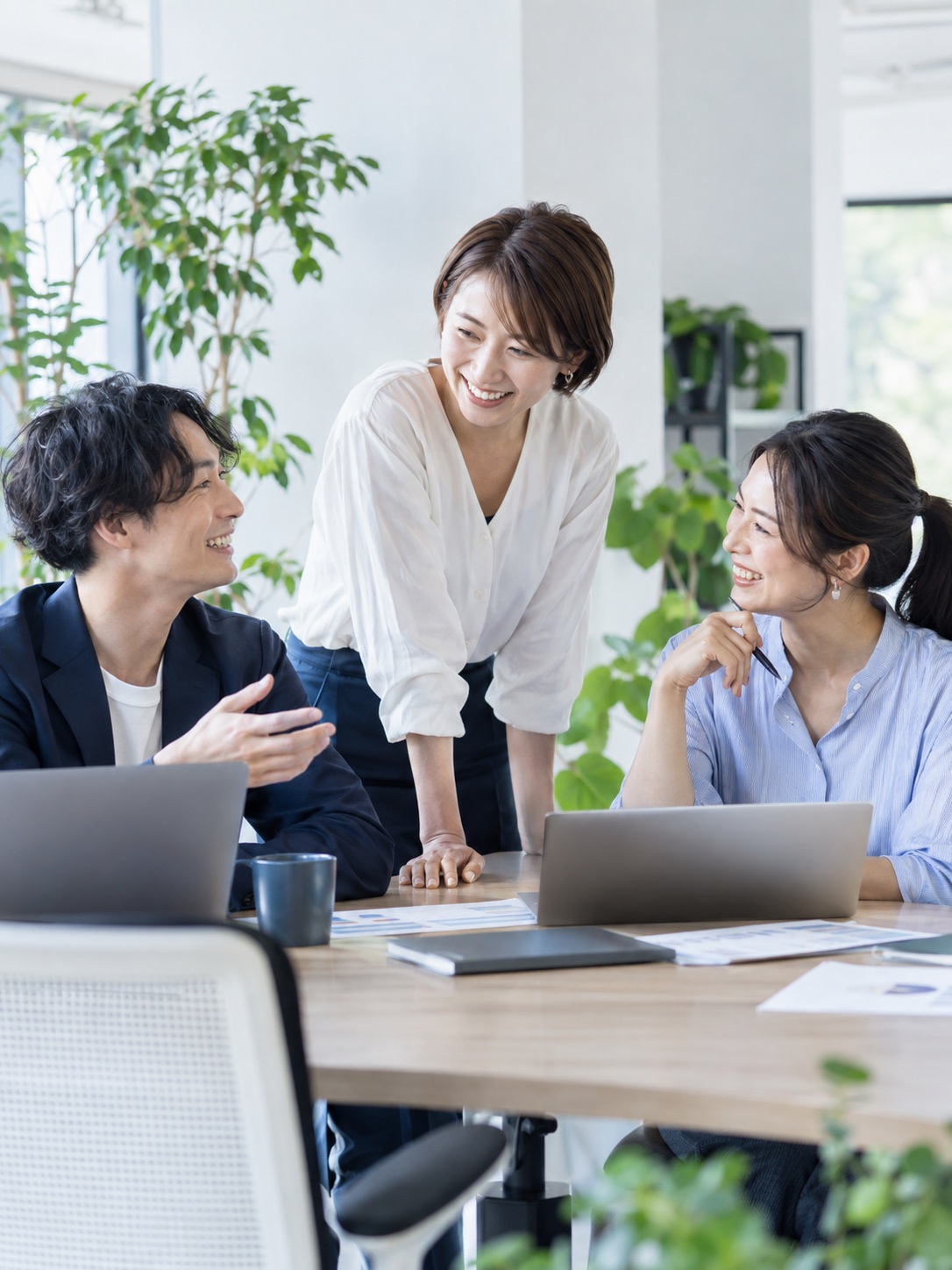 チームで仕事に取り組むイメージ